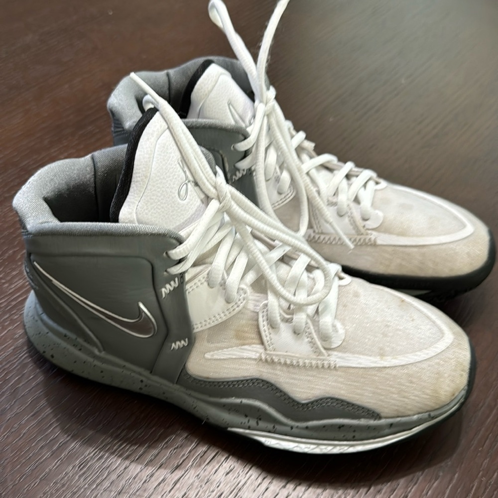 Nike Kyrie Infinity SE Gray/White Kids size 5.5